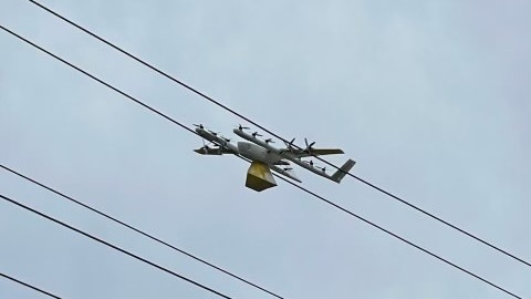 Milhares de pessoas ficaram sem luz depois que um drone de entrega colidiu com linhas de energia