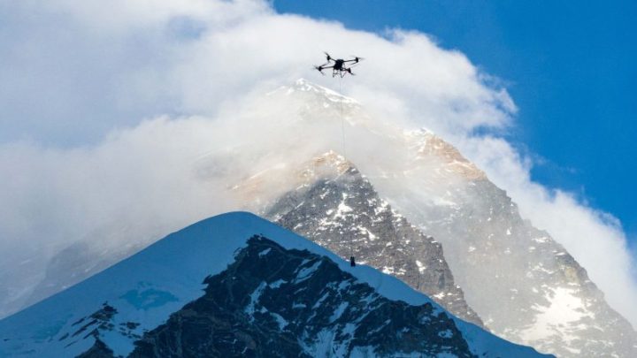 Primeiro drone a abastecer alpinistas e remover resíduos no Monte Everest