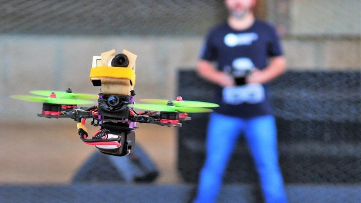 Projeto flexibiliza regras e dispensa licença para uso civil de drones